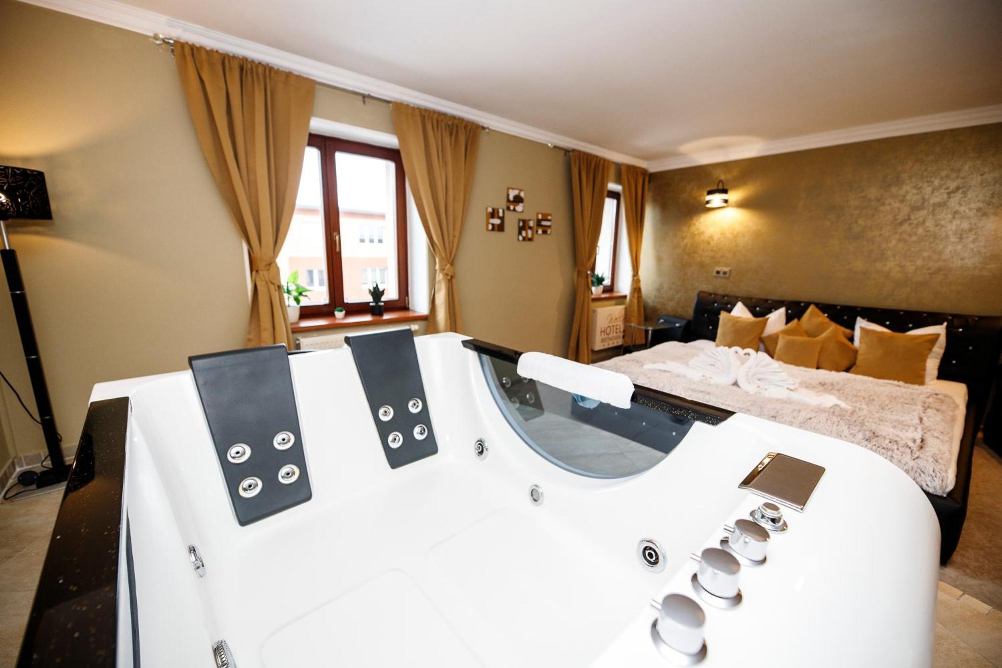 Wellness Hotel Beethoven Chomutov Bagian luar foto
